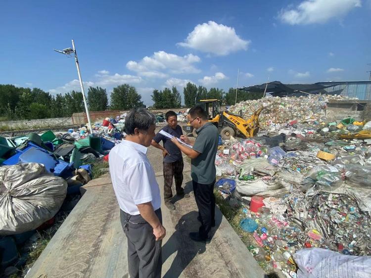 高庄街道对废品回收点安全进行例行复查(图1)