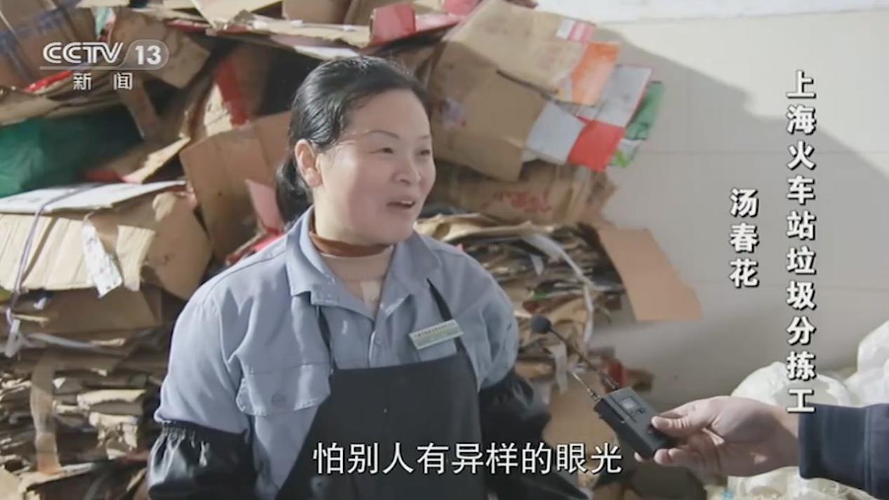 尿布、大便、碎玻璃…他们每天用双手将火车上的垃圾扒个遍(图4)