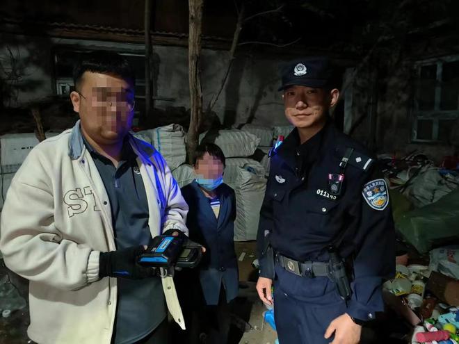 快递小哥丢物品急报警济南民警从废品回收站里帮忙找回(图1)