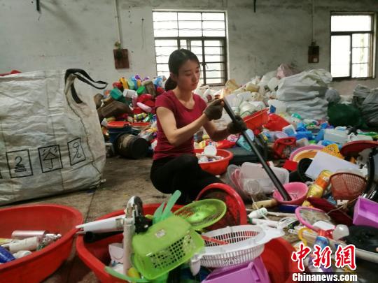 苏州“收废品西施”走红网络闻味听声给废品分类(图1)