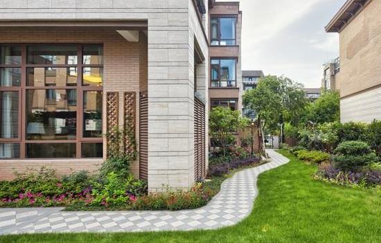 离婚后带着孩子回娘家被拒之门外她才明白娘家再也不是她的家(图1)