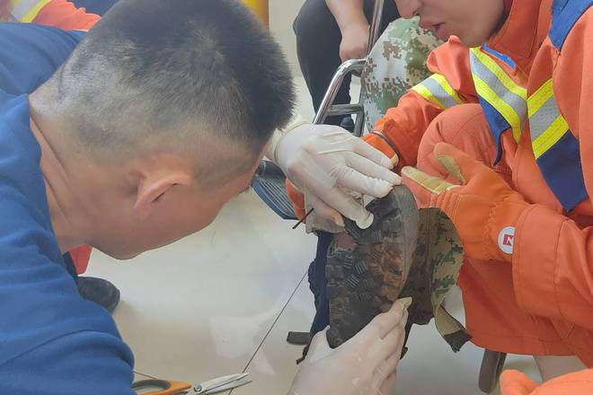 济南：脚掌被8厘米钢钉刺穿消防帮男子“脱鞋”解困(图2)