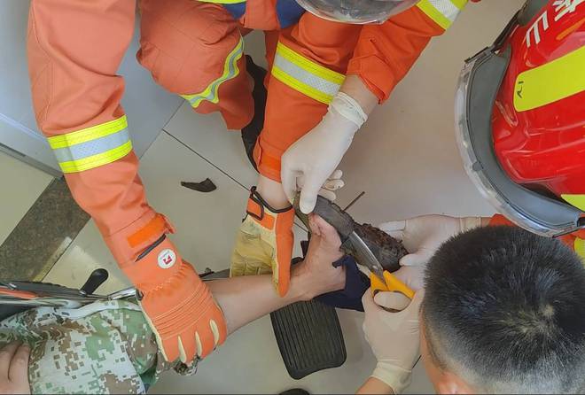 济南：脚掌被8厘米钢钉刺穿消防帮男子“脱鞋”解困(图1)