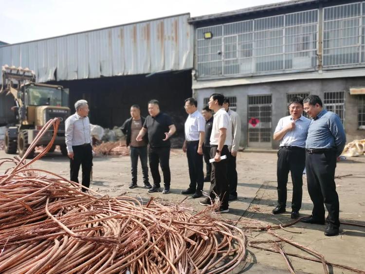 山东省供销社党组成员、理事会副主任张荣庆来临沂调研再生资源回收利用工作(图1)