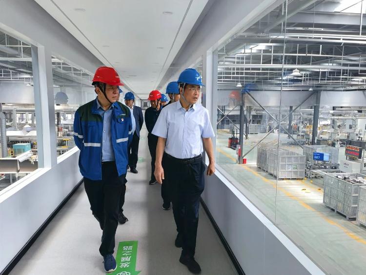 山东省供销社党组成员、理事会副主任张荣庆来临沂调研再生资源回收利用工作(图2)