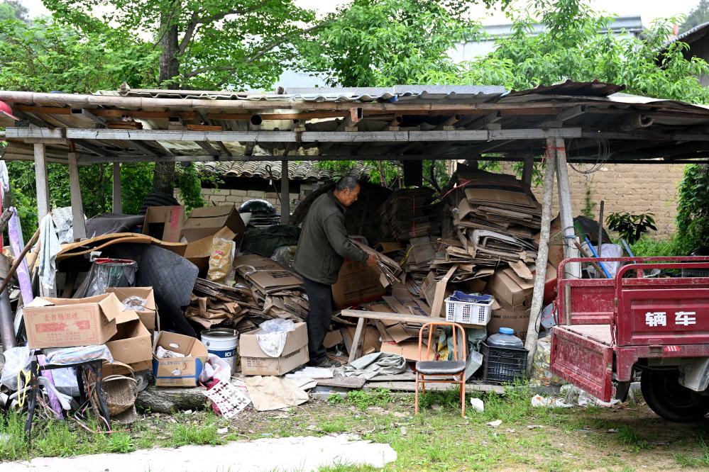 我在现场·照片背后的故事｜大山里这位收废品老人的捐款收据铺满一桌(图1)