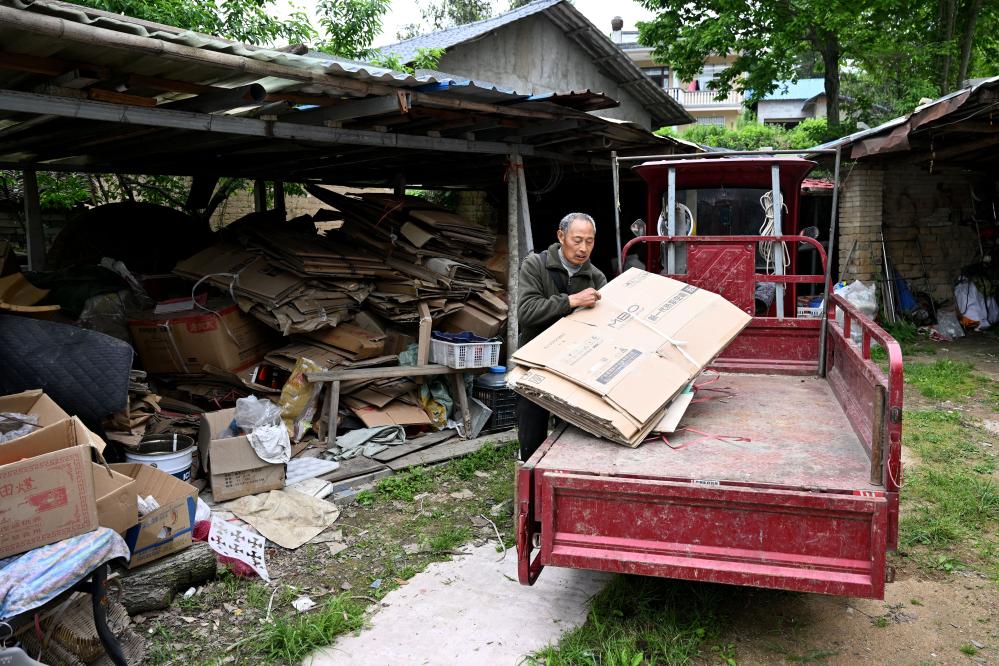 我在现场·照片背后的故事｜大山里这位收废品老人的捐款收据铺满一桌(图2)