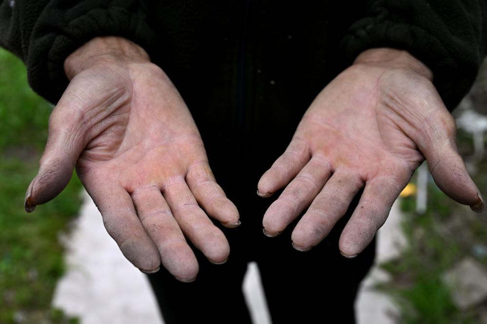 我在现场·照片背后的故事｜大山里这位收废品老人的捐款收据铺满一桌(图4)