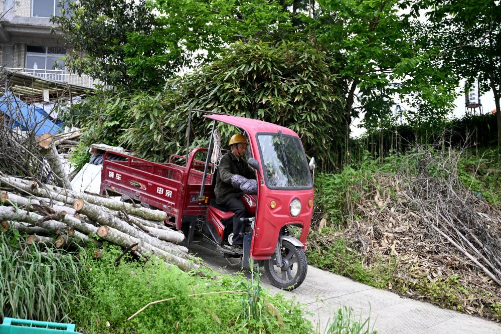 我在现场·照片背后的故事｜大山里这位收废品老人的捐款收据铺满一桌(图3)