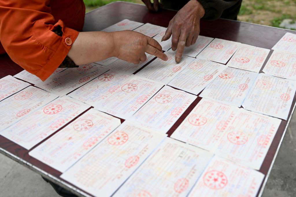 我在现场·照片背后的故事｜大山里这位收废品老人的捐款收据铺满一桌(图7)