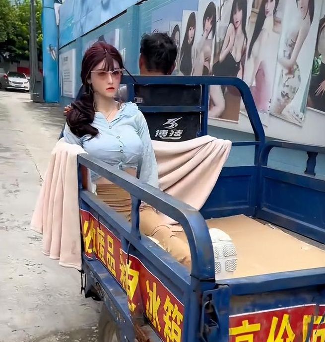 真“如胶似妻”！男子买等比例娃娃当妻子坦言：便宜好用又省事(图2)