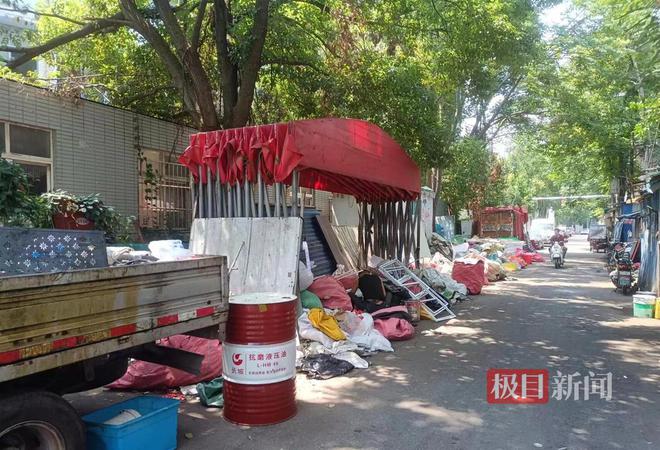 废品回收点当街堆放杂物占据半幅路面武汉黄陂法院强制执行还路于民(图2)