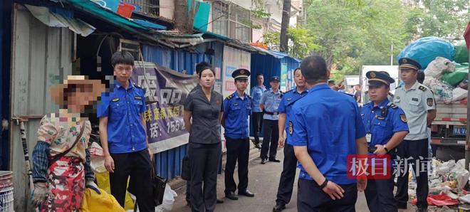 废品回收点当街堆放杂物占据半幅路面武汉黄陂法院强制执行还路于民(图1)