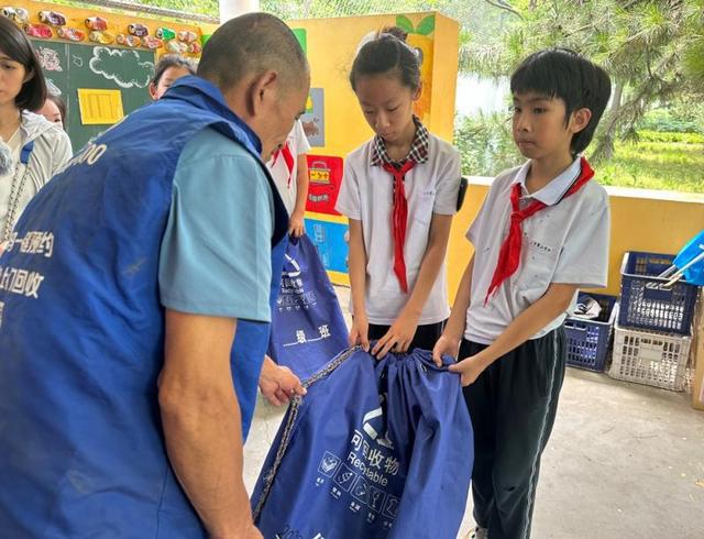 “校园资源回收日”主题活动走进景山学校大兴实验学校(图2)
