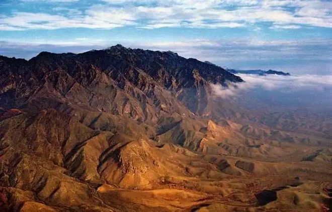 贺兰山煤层燃烧300多年大火为何至今无法扑灭？浪费了多少资源(图1)