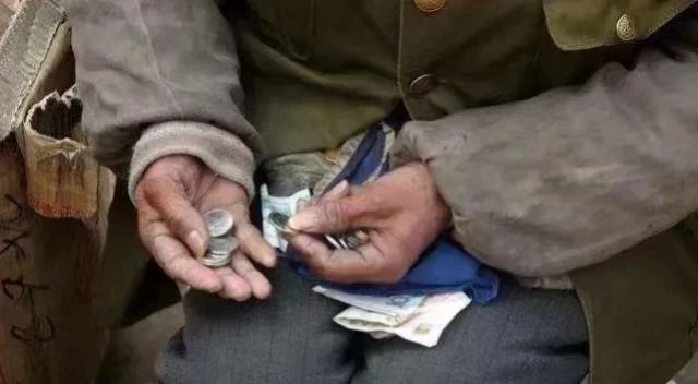 拾荒老人银行存钱工作人员却将320元错输成了32万元银行被告(图1)