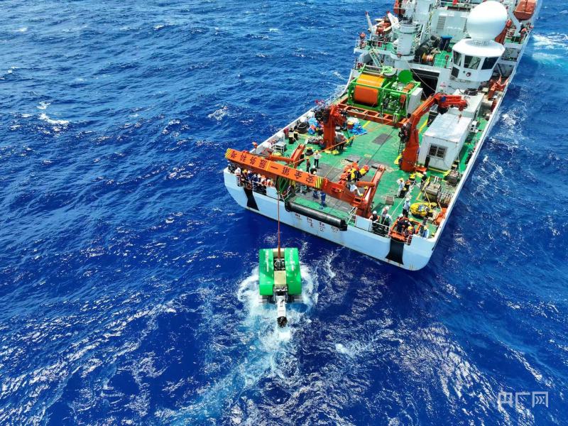 探采取“宝”向深海“更进一步”！我国自研深海重载作业采矿车海试水深突破4000米(图1)