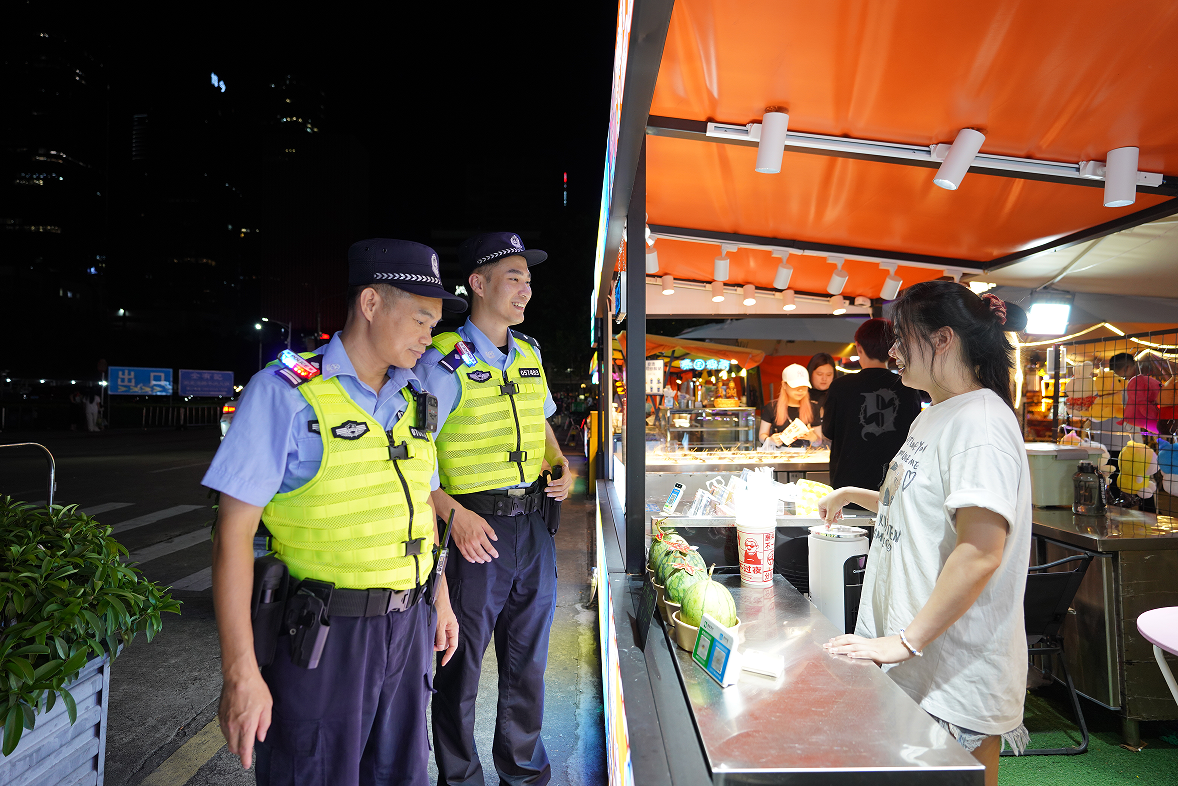 深圳夏夜“警色”浓点亮街巷平安灯(图2)