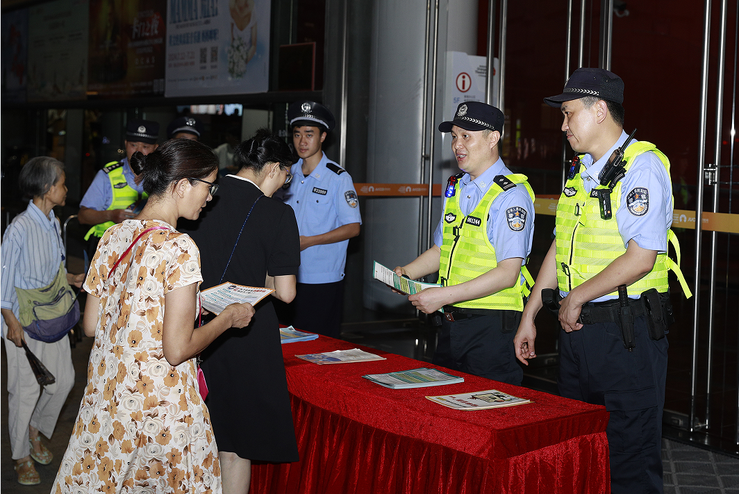 深圳夏夜“警色”浓点亮街巷平安灯(图3)