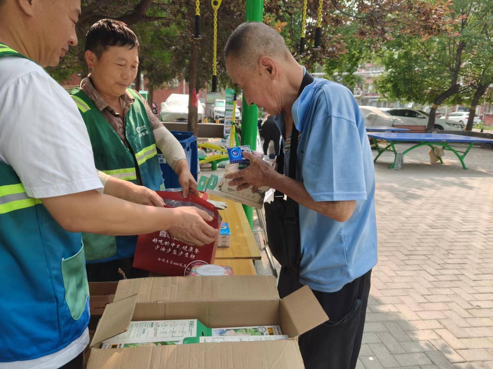 小餐盒大能量东铁匠营街道木樨园第二社区绿色回收进行时(图1)