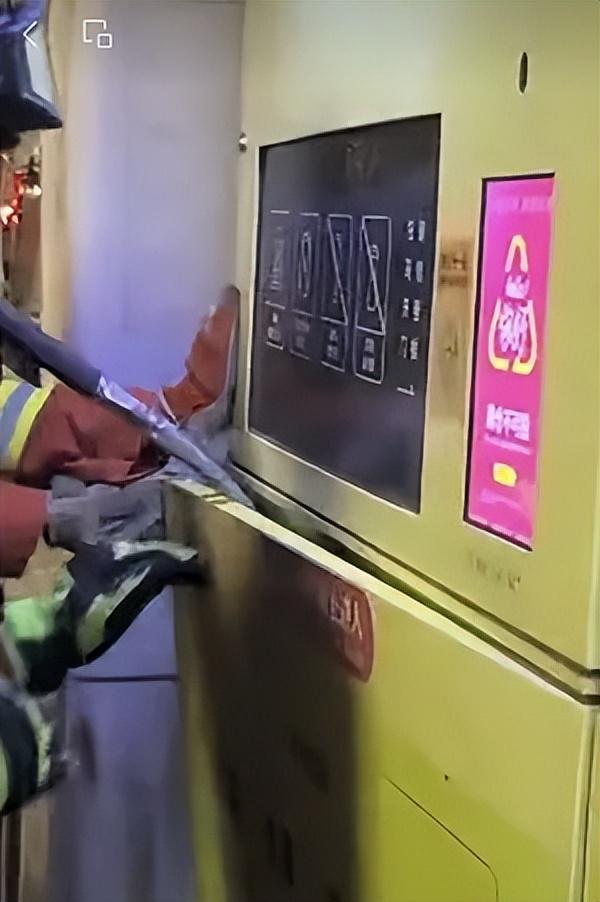 上海杨浦惊险一幕！男子一时冲动钻入废品回收机后被困幸运的是……(图1)