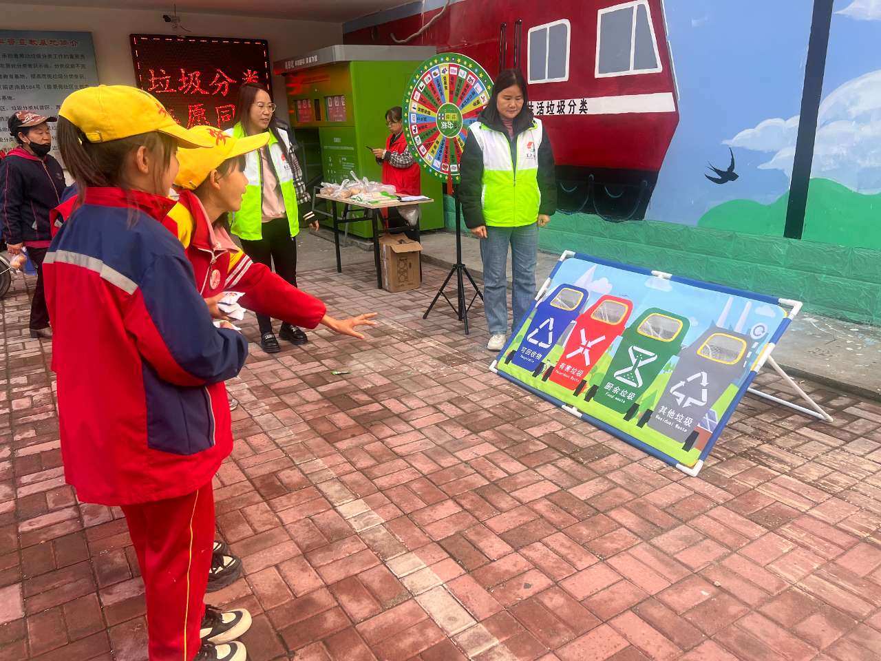 宁夏石嘴山:垃圾回收“小切口”拓宽社会治理“新赛道”(图2)