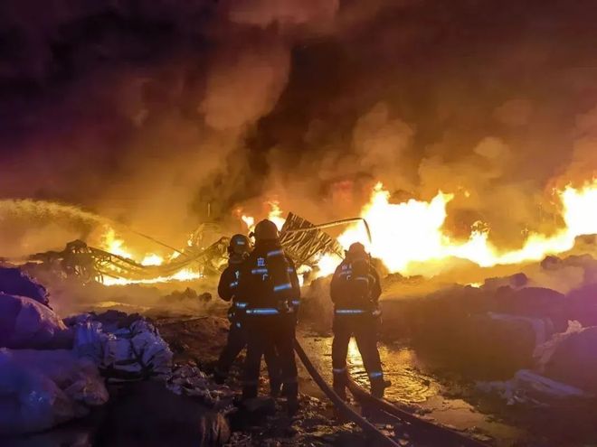 浓烟滚滚！四川一资源回收站发生火灾→(图3)