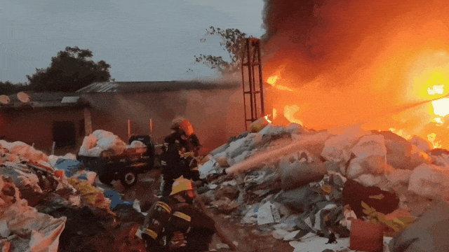 浓烟滚滚！四川一资源回收站发生火灾→(图1)