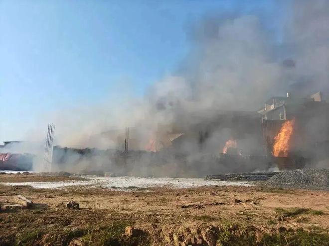 浓烟滚滚！四川一资源回收站发生火灾→(图2)