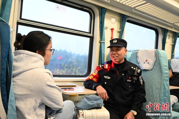 “阿叔”乘警十四载值乘零案件 细心守护跨国列车春运安全(图2)
