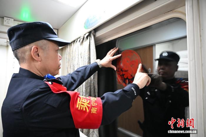 “阿叔”乘警十四载值乘零案件 细心守护跨国列车春运安全(图1)