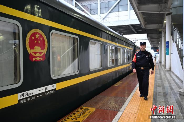 “阿叔”乘警十四载值乘零案件 细心守护跨国列车春运安全(图3)