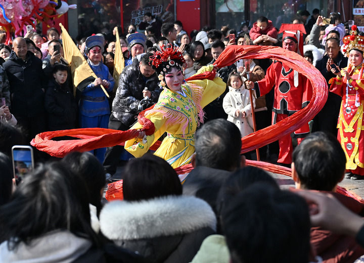 九州同春启新程 万家灯火映山河——各地群众欢度丙午马年春节(图3)