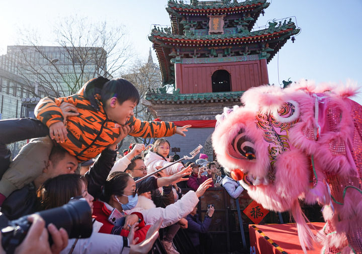 九州同春启新程 万家灯火映山河——各地群众欢度丙午马年春节(图2)
