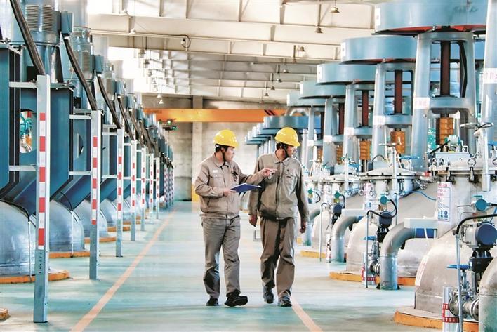 “点废成金”绘绿卷(图1)