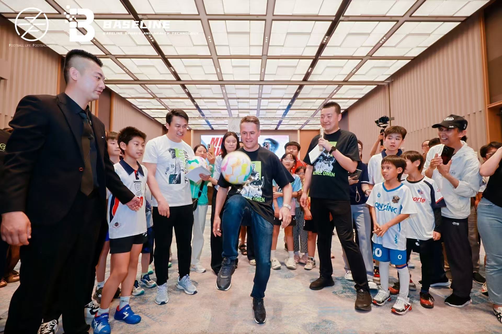 “追风少年”空降咸阳传奇球星欧文与秦超少年共度儿童节(图4)