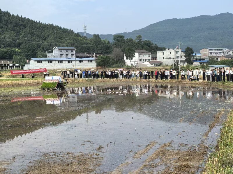 剑阁县白龙镇成功举办水稻智能化插秧技术现场培训会(图2)